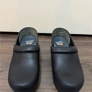 Dansko XP 2.0 Waterproof Slip Resistant Women Black Clogs Size 9